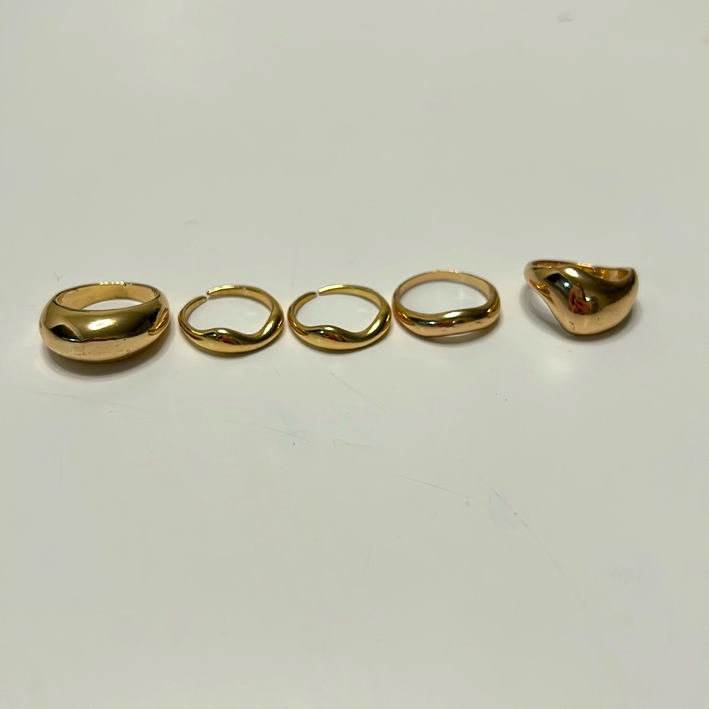 Set of 6 gold rings